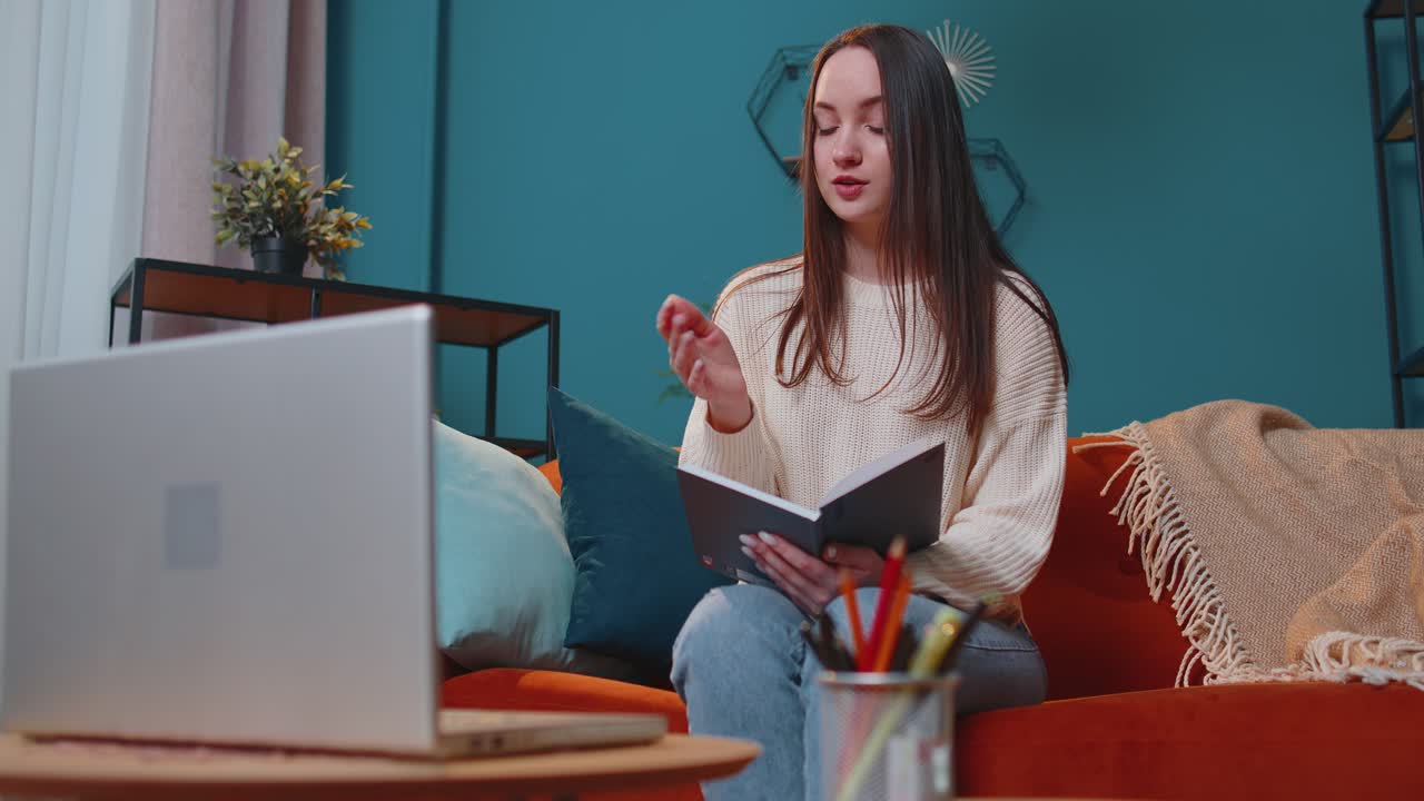 Una joven maestra independiente consulta a sus estudiantes por ordenador portátil utiliza la tecnología moderna para el aprendizaje electrónico en el cuarto de casa