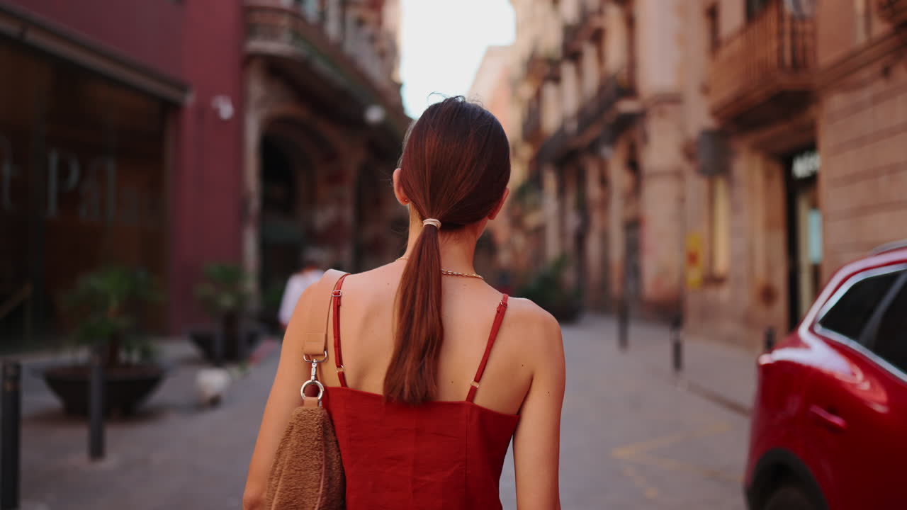 도시 거리를 걷는 여자