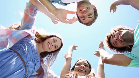 Schüler-Legen-Einheitlich-Die-Hände-Zusammen