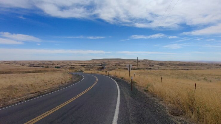 Vista dell'autostrada che attraversa le Scablands nello Stato di Washington orientale.