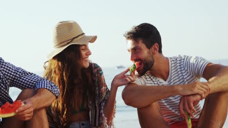 amigos con sandía en la playa 4k