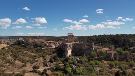 vista aérea de vuelo redondo alrededor del pueblo de calatañazor, soria, españa