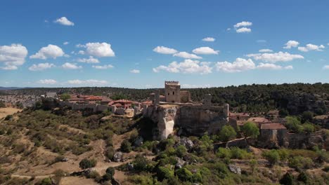 vue aérienne de vol rond autour du village de calatañazor, soria, espagne