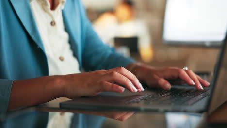 investigación, computadora portátil y manos de mujer de negocios