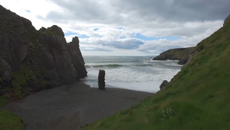 Abgeschiedener-Strand-Tra-Na-Mbno-Copper-Coast-Waterford-Irland-Mit-Großem-Wellengang-Und-Flut