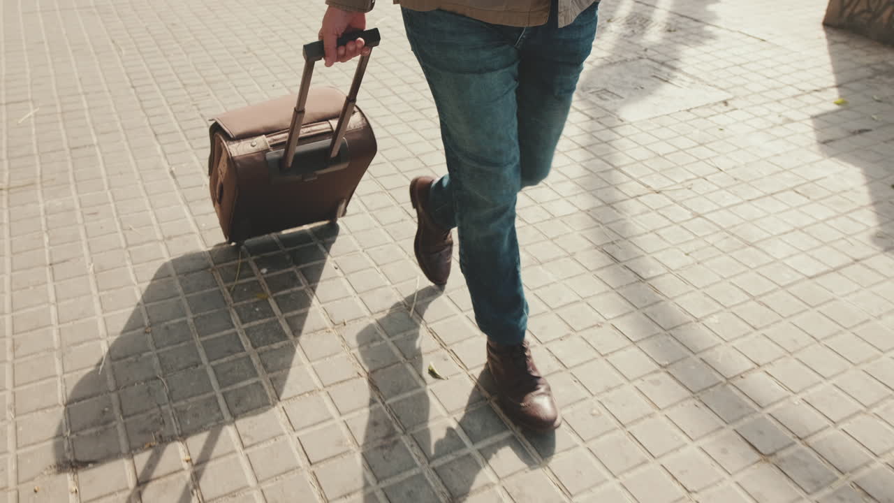 Una persona che cammina per strada con una valigia