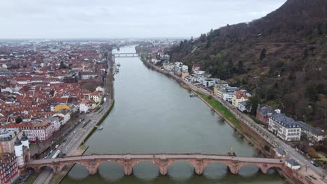 puente karl theodor sobre el río neckar en heidelberg, alemania, antena estática