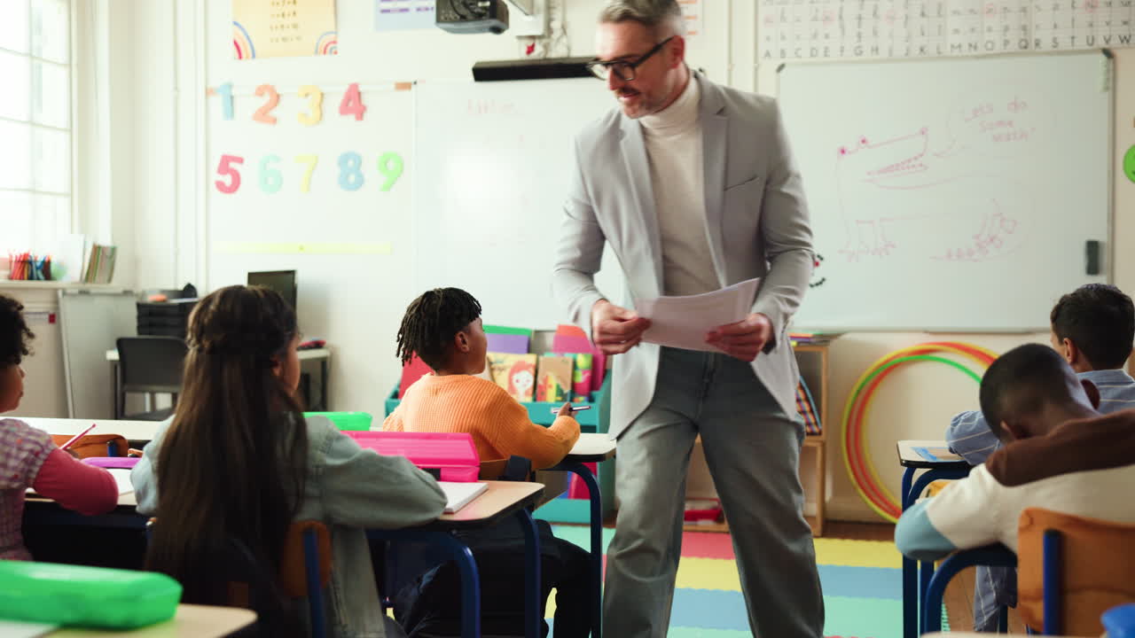 escena del aula con el maestro y los estudiantes