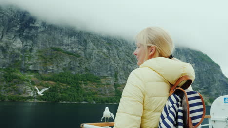 Eine-Frau-Bewundert-Den-Schönen-Norwegischen-Fjord-Von-Der-Seite-Eines-Kreuzfahrtschiffs-4k-Video