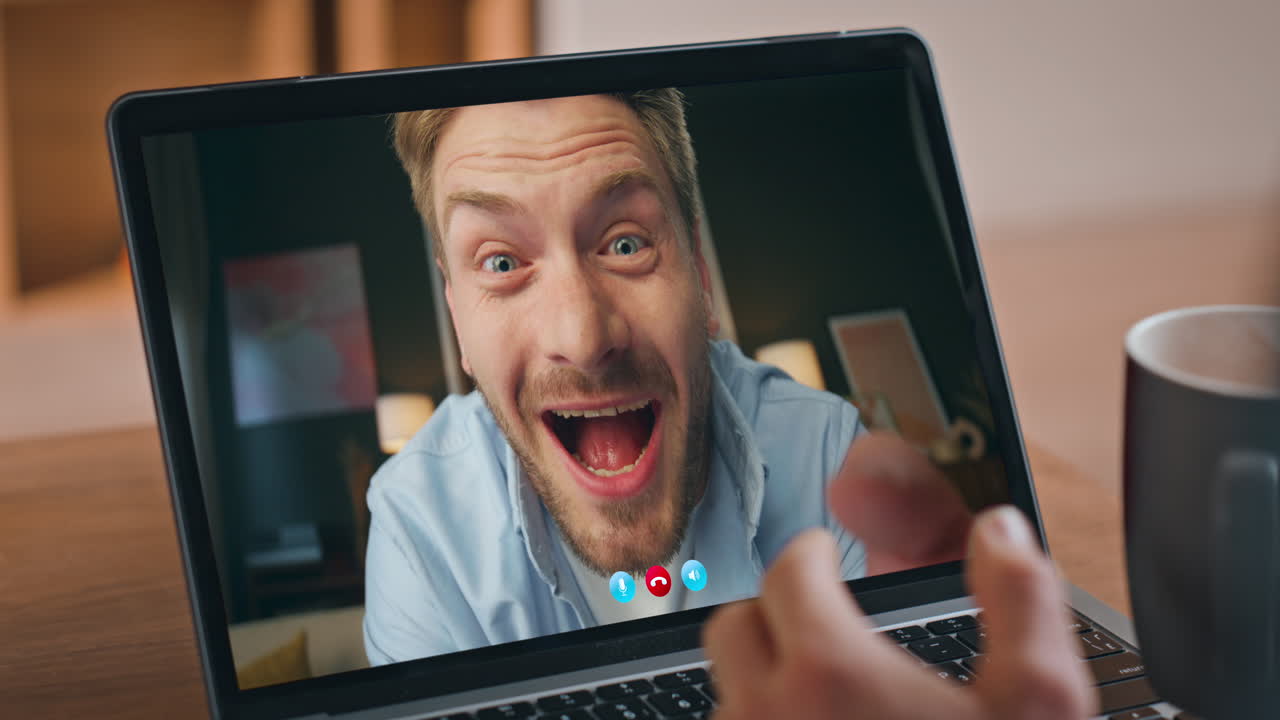 Uomo in videochiamata che mostra sorpresa