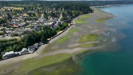 Vista-Aérea-Ascendente-De-Cómo-Se-Ve-La-Marea-Baja-En-La-Ciudad-De-Langley,-Washington