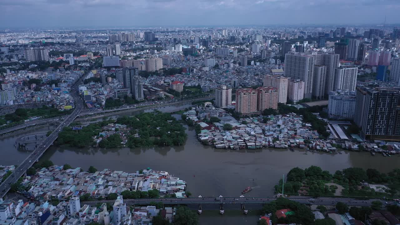 ciudad de ho chi minh, vietnam fotografía aérea durante el día con barcos en el canal y el tráfico por carretera sobre el puente que muestra la arquitectura antigua y nueva