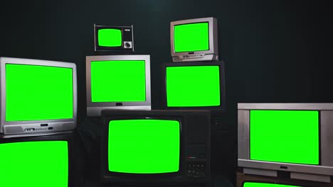 nueve televisores antiguos encendiendo pantallas verdes en una pared de televisión retro. tono oscuro. zoom en. resolución 4k.