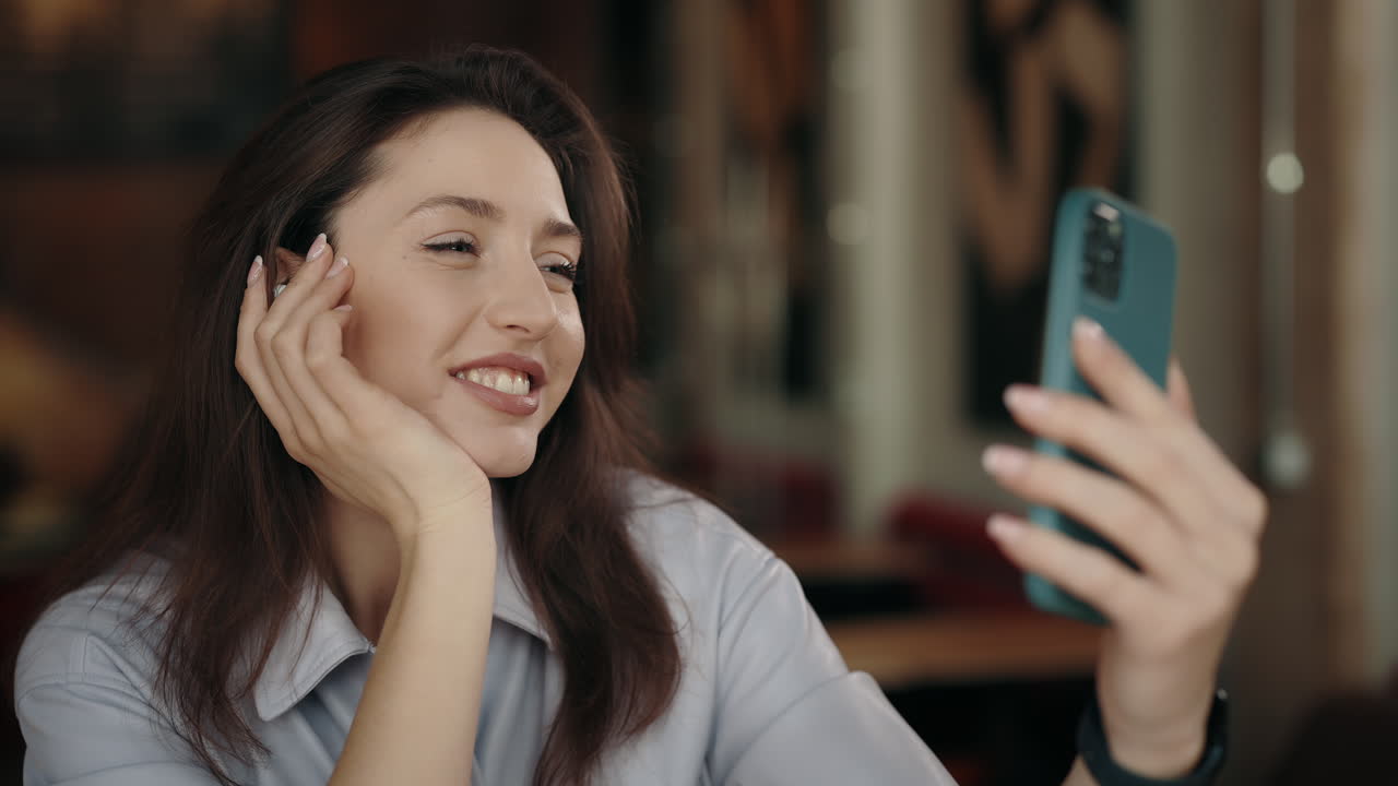 mujer tomando una selfie