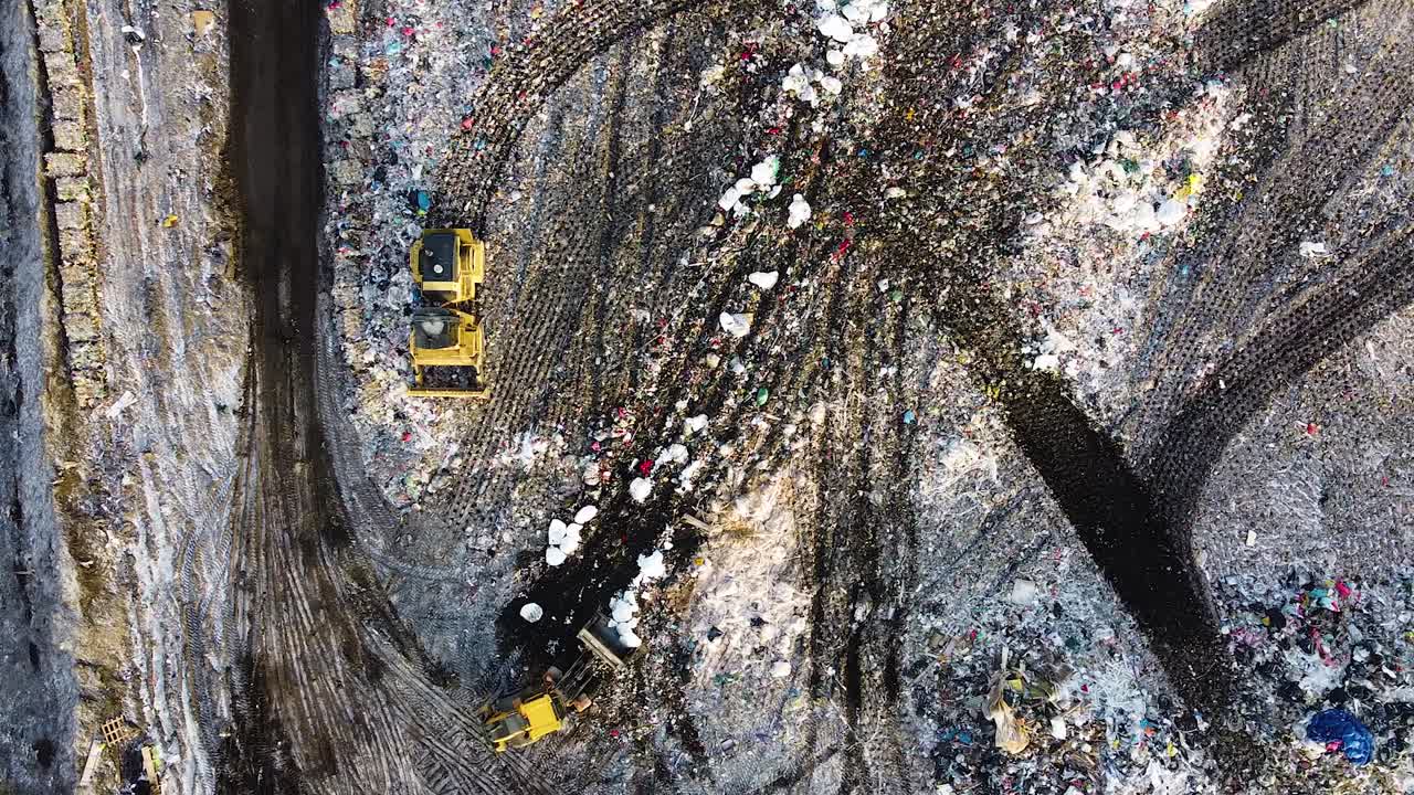 воздушный пролет свалки, заполненной мусором, загрязнение окружающей среды, мусор, грузовики сбрасывают отходы, загрязняющие окружающую среду на свалке, широкий угол птичьего полета, снятый с беспилотника, кукла слева