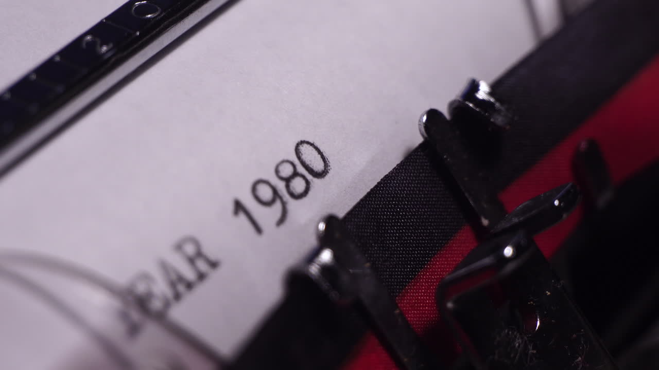 1980 년, 빈  종이에 고대 타자기에서 타이핑, 클로즈업