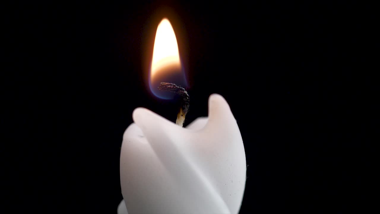 Candela bianca in fiamme