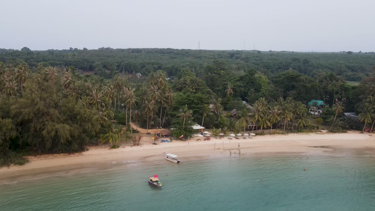 vista aérea de la playa de ao suan yai en la isla de koh mak