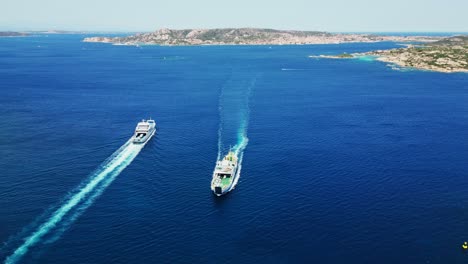 transbordadores que navegan desde palau a las islas de la maddalena, cerdeña - antena 4k