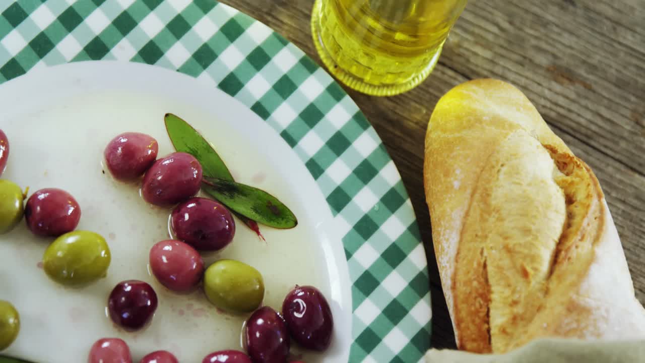 Pickled olives, oil and bread