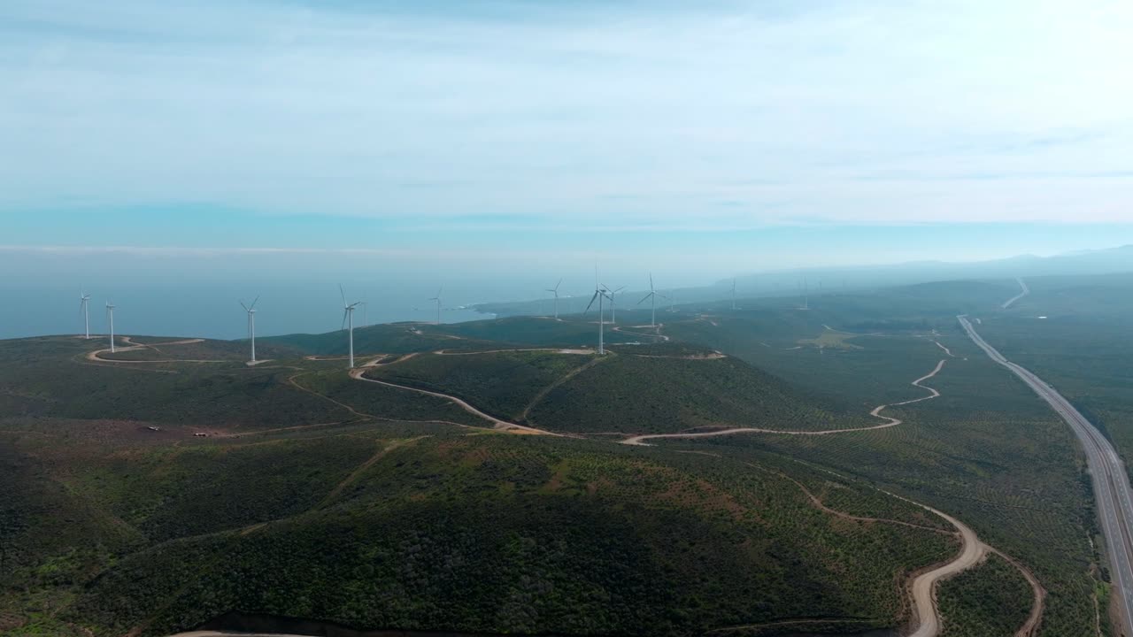 órbita aérea de turbinas eólicas de un parque eólico en las montañas deshabitadas del norte de chile, día soleado