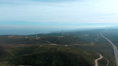 órbita aérea de turbinas eólicas de un parque eólico en las montañas deshabitadas del norte de chile, día soleado