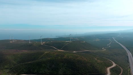 位於智利北部無人居住的山區的風力發電廠的風力輪在空中軌道上,晴天