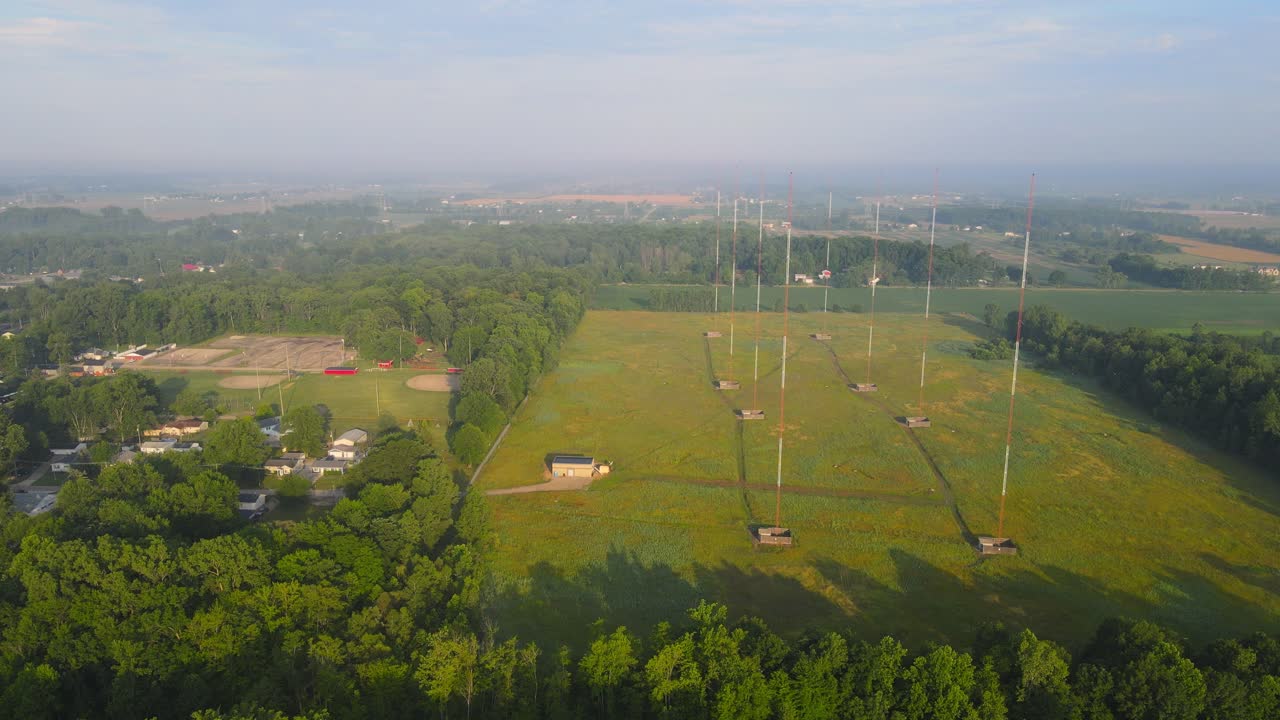 미국 미시간 시골의 라디오 안테나 마스트 배열, 공중에서 볼 수 있습니다.