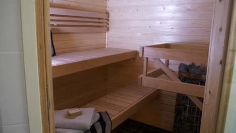 Dentro-De-Una-Pequeña-Sauna-Finlandesa-En-Casa,-Dolly