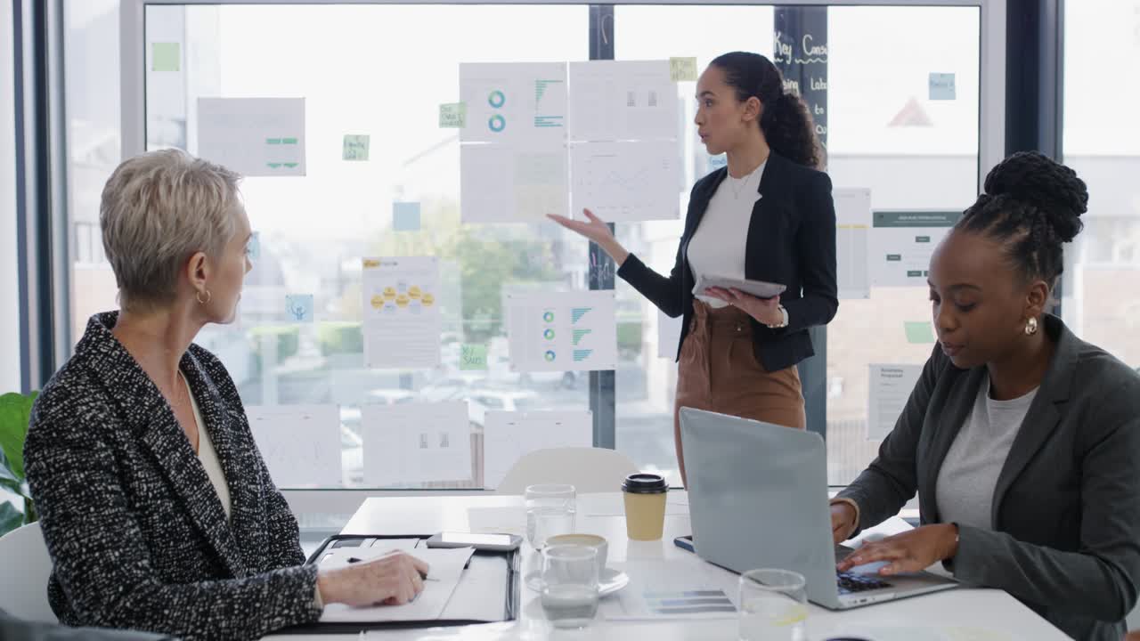 사무실에서 동료들에게 프레젠테이션을 할 때 디지털 태블릿을 사용하는 젊은 사업가의 4k 비디오 영상