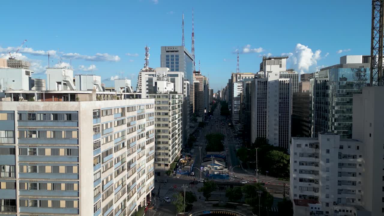 Travelling Dolly ao longo da Avenida Paulista. A arquitetura urbana densa, torres de comunicação e o agitado coração financeiro de São Paulo