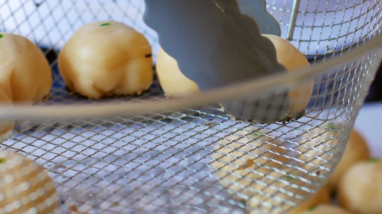 긴 중국 페이스트리 (fried chinese pastry) 를 위한 푸프 페이스터리 (puff pastry) 를 준비합니다.