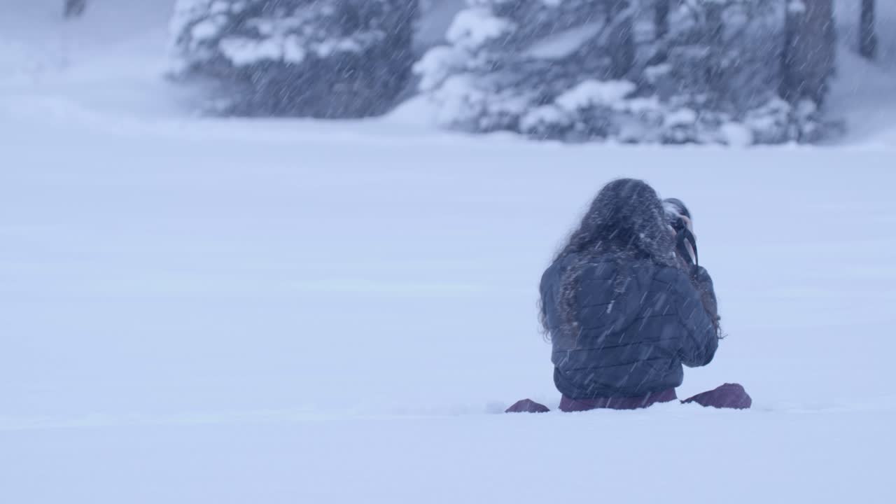 캐나다 앨버타 밴프의 눈보라 속 사진작가
