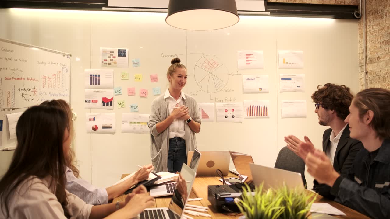 reunión de trabajo en equipo profesional multirracial con compañeros de trabajo en la oficina de negocios.