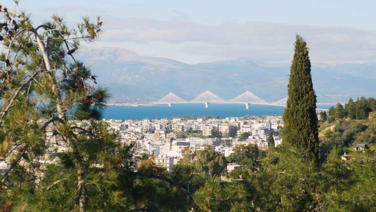 Patras Körfezi üzerinde Rio Antirrio Köprüsü ile Yunanistan'ın Patras şehrinin panoramik görüntüsü.