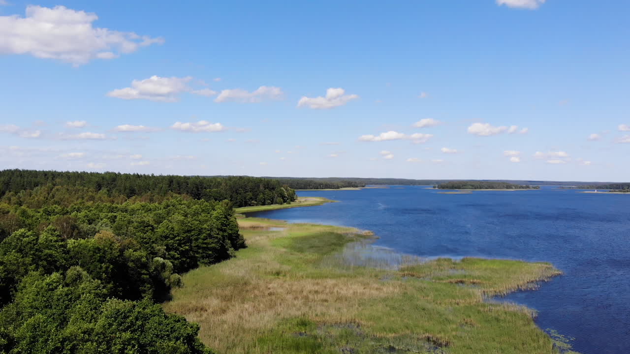 공중:바람이 호수 표면에 잔물결을 일으키며 아름다운 푸른 호수의 스틸 샷