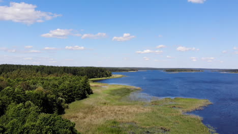 aéreo: foto fija del hermoso lago de color azul con el viento haciendo ondas en la superficie del lago