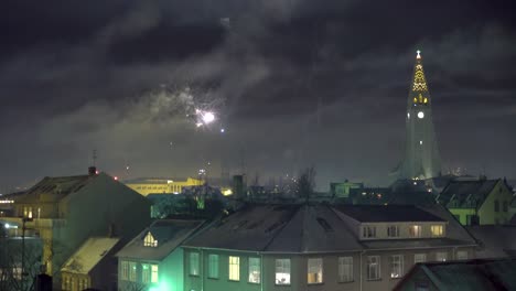 fuegos artificiales en la víspera de año nuevo en reykjavik islandia con la iglesia hallgrimskirkja a la vista 1