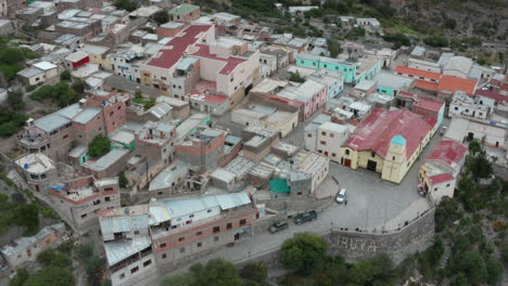 aéreo - pequeño pueblo de iruya, cordillera de los andes, argentina, gran tiro giratorio