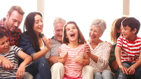 Glückliche-Familie,-Die-Auf-Der-Couch-Sitzt