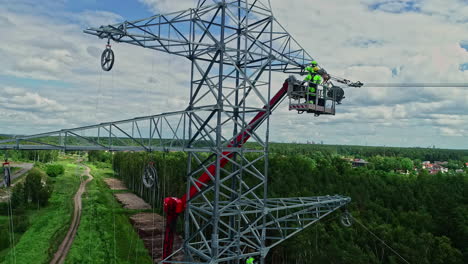 Trabajador-De-Servicios-Públicos-En-Lo-Alto-De-Un-Ascensor-Reparando-Un-Poste-De-Energía