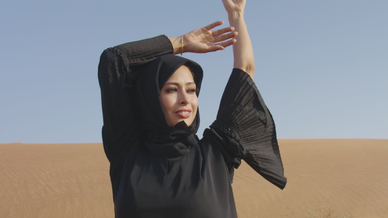 retrato de un anciano con el pelo largo parado frente a la cámara y tomando fotos