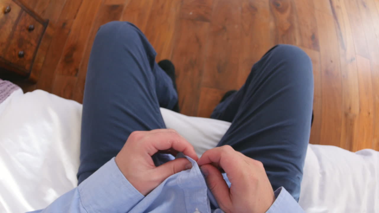 셔츠를 입는 남자 의 관점