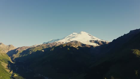 un majestuoso paisaje montañoso