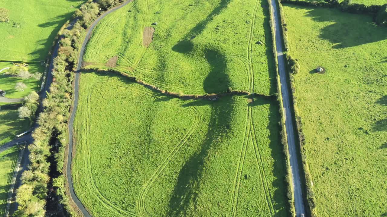 las tierras verdes de irlanda esconden su pasado bajo una exuberante hierba verde, la historia está escondida por todas partes en la tierra mística