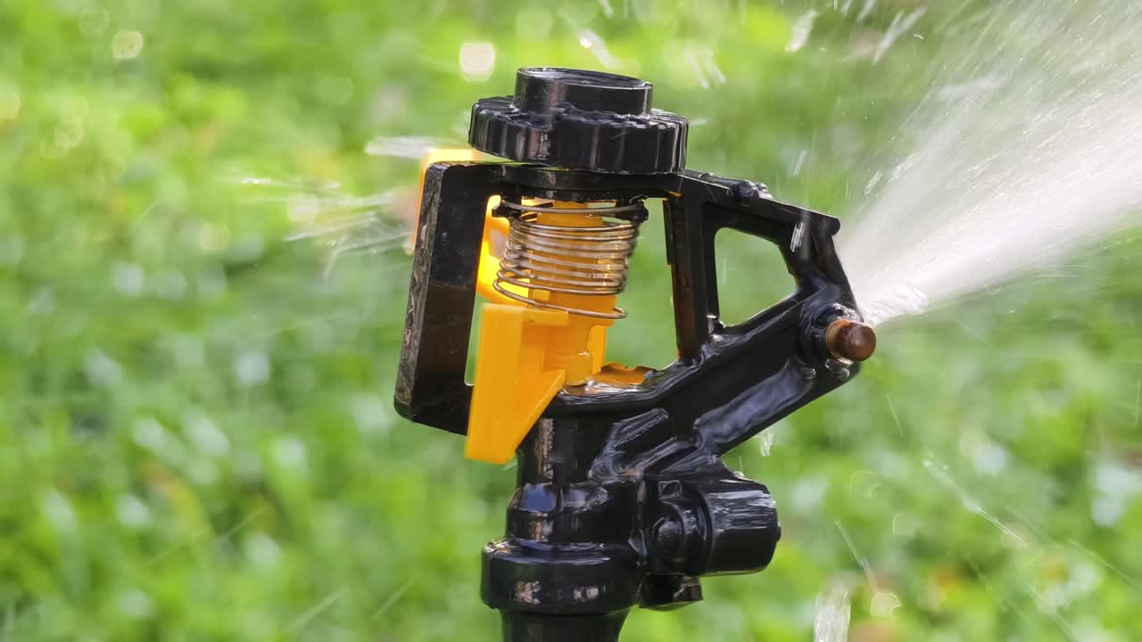 Primo piano di un irrigatore da giardino