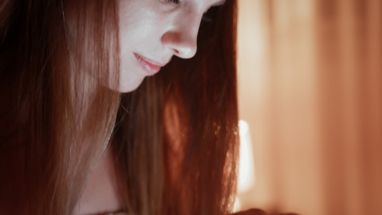 젊은 여성의 손은 신용카드로 온라인으로 구매하고, 여성은 스마트폰을 사용하고 집에서 온라인 거래를 하고, 기술과 라이프 스타일에 의해 온라인 쇼핑의 개념은 새로운 정상입니다.