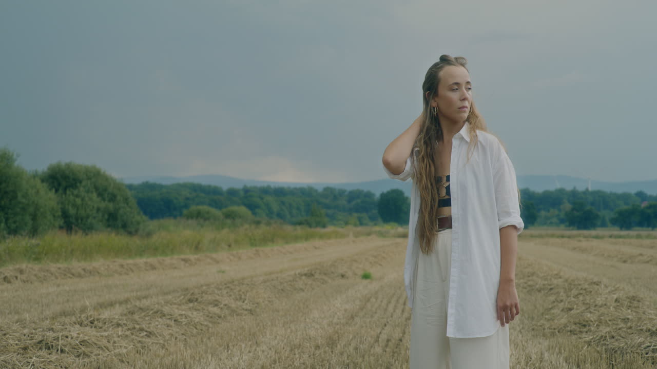 사려 깊은 여성 초상화