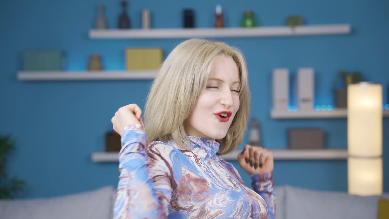 활기차고 유쾌하고 유쾌한 어린 소녀는 행복합니다.