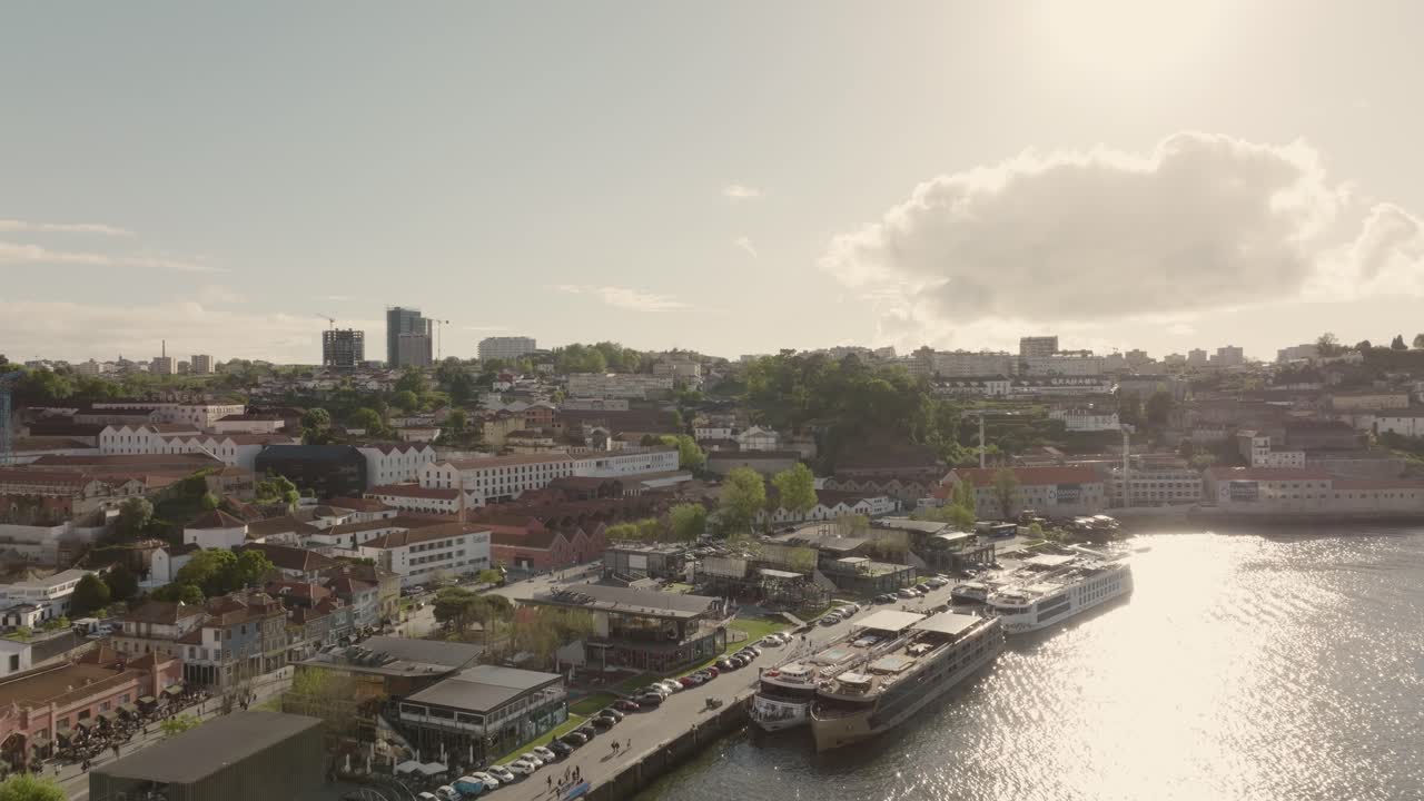 sobre cais de gaia, con vistas a las bodegas en el corazón del casco histórico de vila nova de gaia
